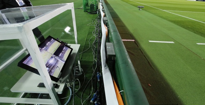 Debutta il ‘videoarbitro’ e assegna subito un rigore contro la Juve