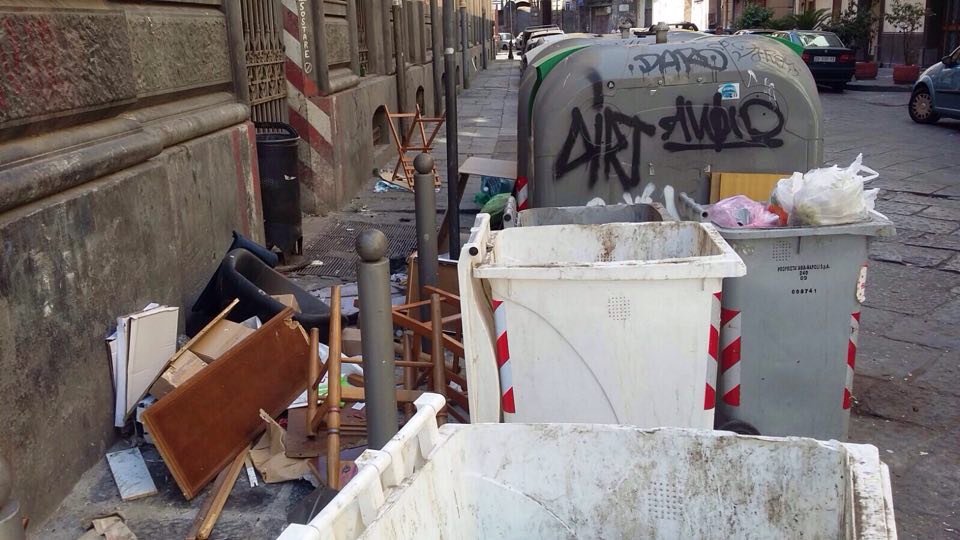 Napoli, una discarica a pochi metri dal porto