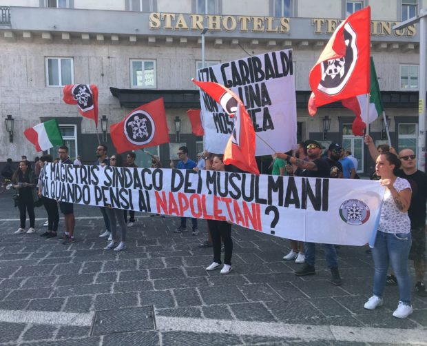Napoli, neofascisti in piazza contro De Magistris e i migranti