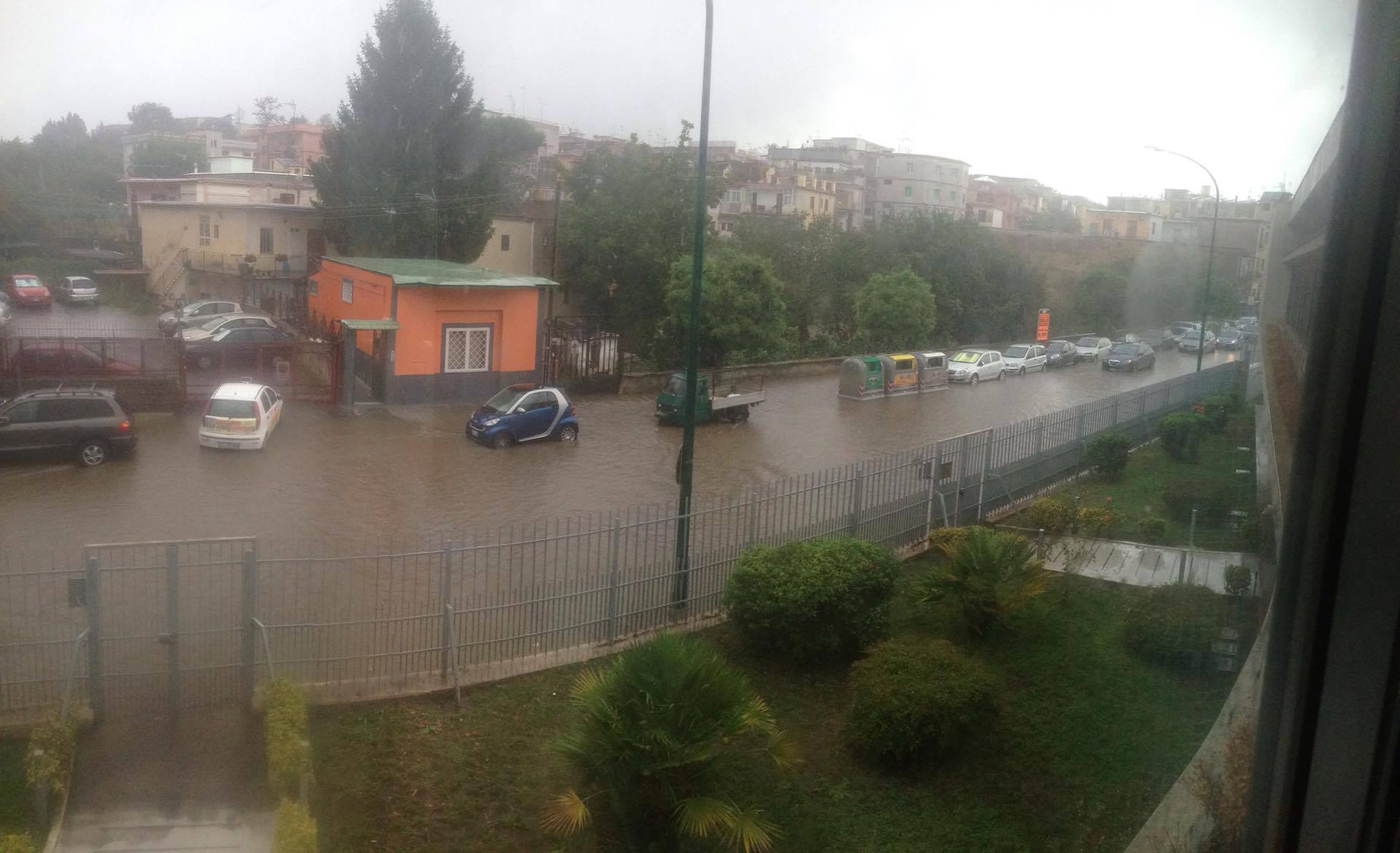 Napoli, primo temporale, caditoie intasate e allagamenti puntuali