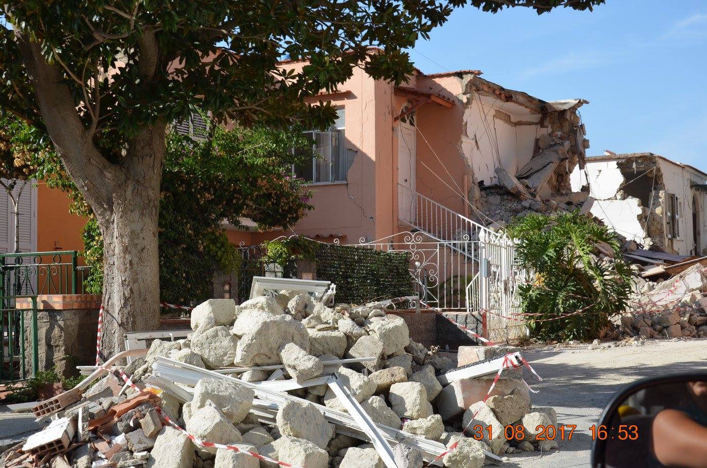 Ischia, fitti delle case alle stelle per gli sfollati. Interviene il Vescovo