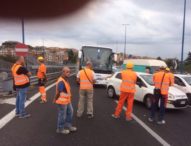 Ultim’ora/ La rabbia degli operai edili senza salari, bloccata la tangenziale di Napoli