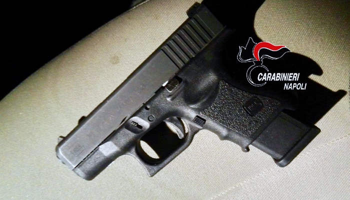 Zona Orientale di Napoli, i carabinieri ritrovano una pistola carica