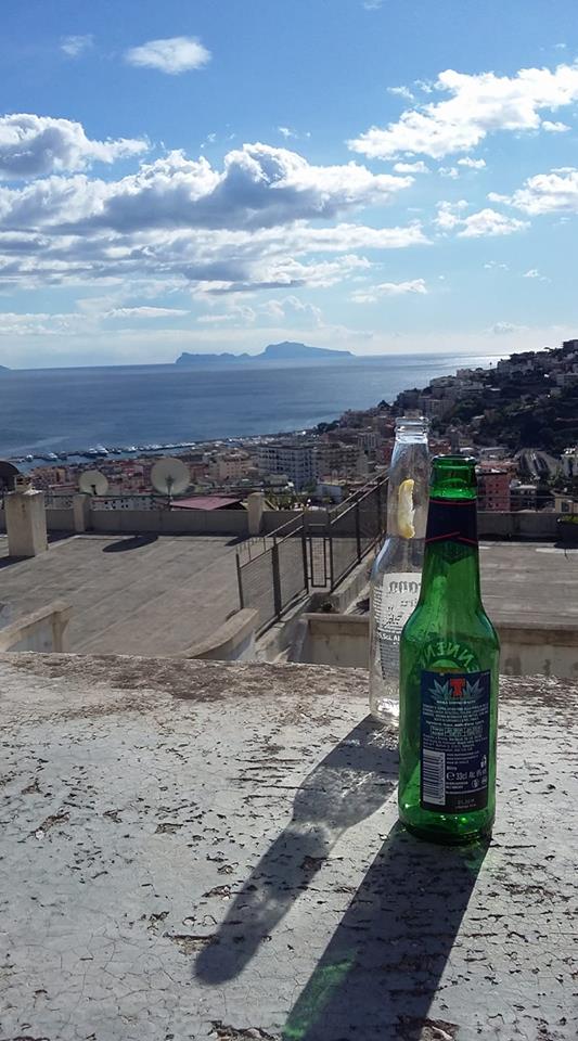La foto del giorno. Bottiglie vuote e Capri all’orizzonte