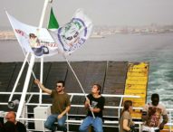 La Foto del Giorno: Sul traghetto per Ischia per contestare il G7