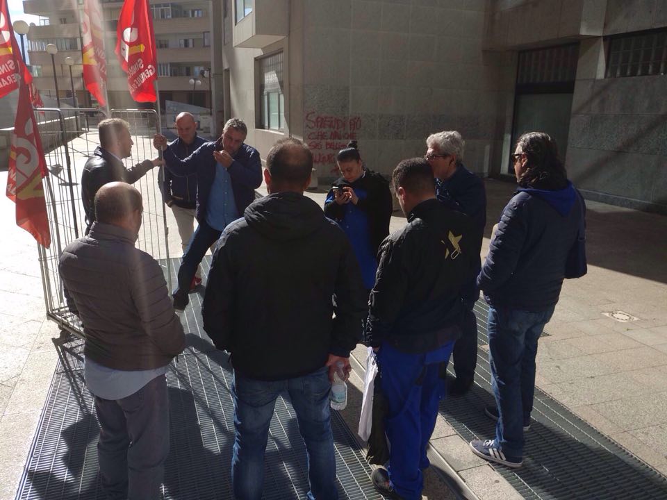 Lo sfruttamento e i tagli salariali dei lavoratori che puliscono gli uffici della Regione