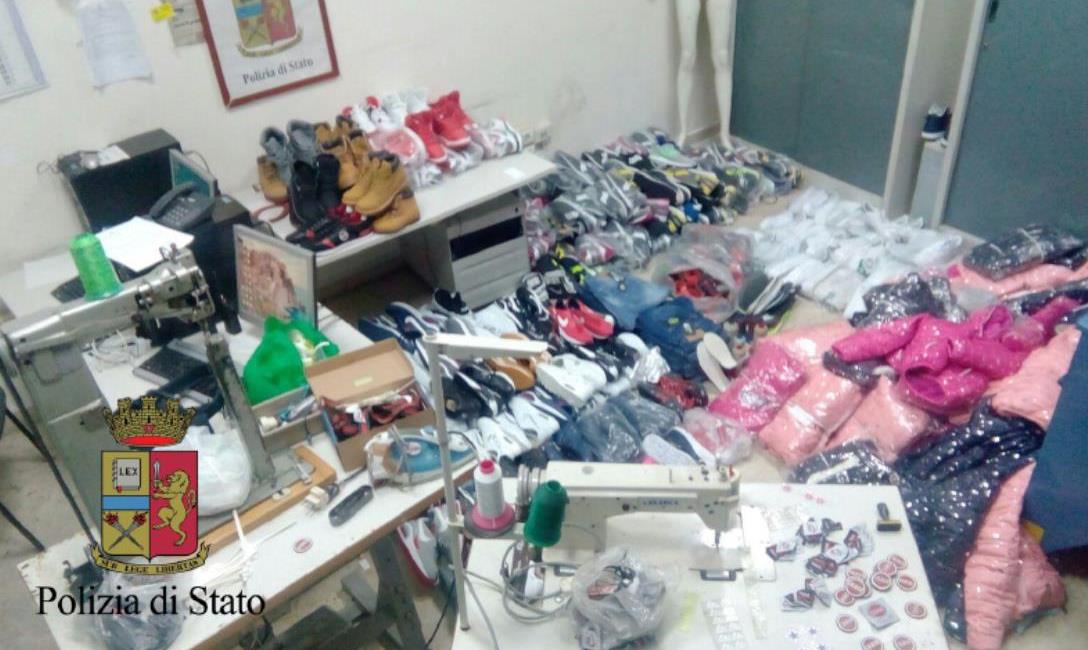 Napoli Zona Annunziata, la polizia scopre fabbrica di merce contraffatta