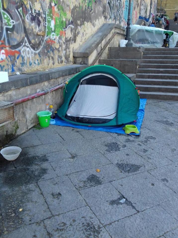 Napoli, i senzatetto continuano a dormire sulle Scale di Montesanto. Presentata interrogazione al sindaco