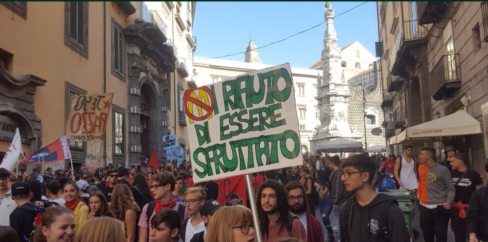 Studenti in piazza: “Non siamo merce nelle mani delle aziende”