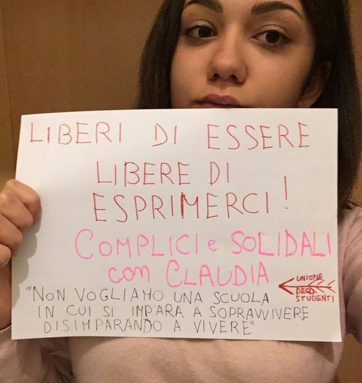 “liberi di essere, liberi di esprimerci”. Tanta solidarietà per la studentessa di Portici