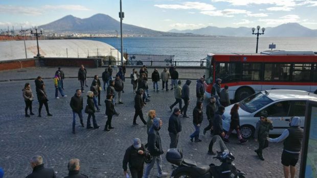 Napoli, disoccupati in piazza per il lavoro, il governo risponde con i convegni