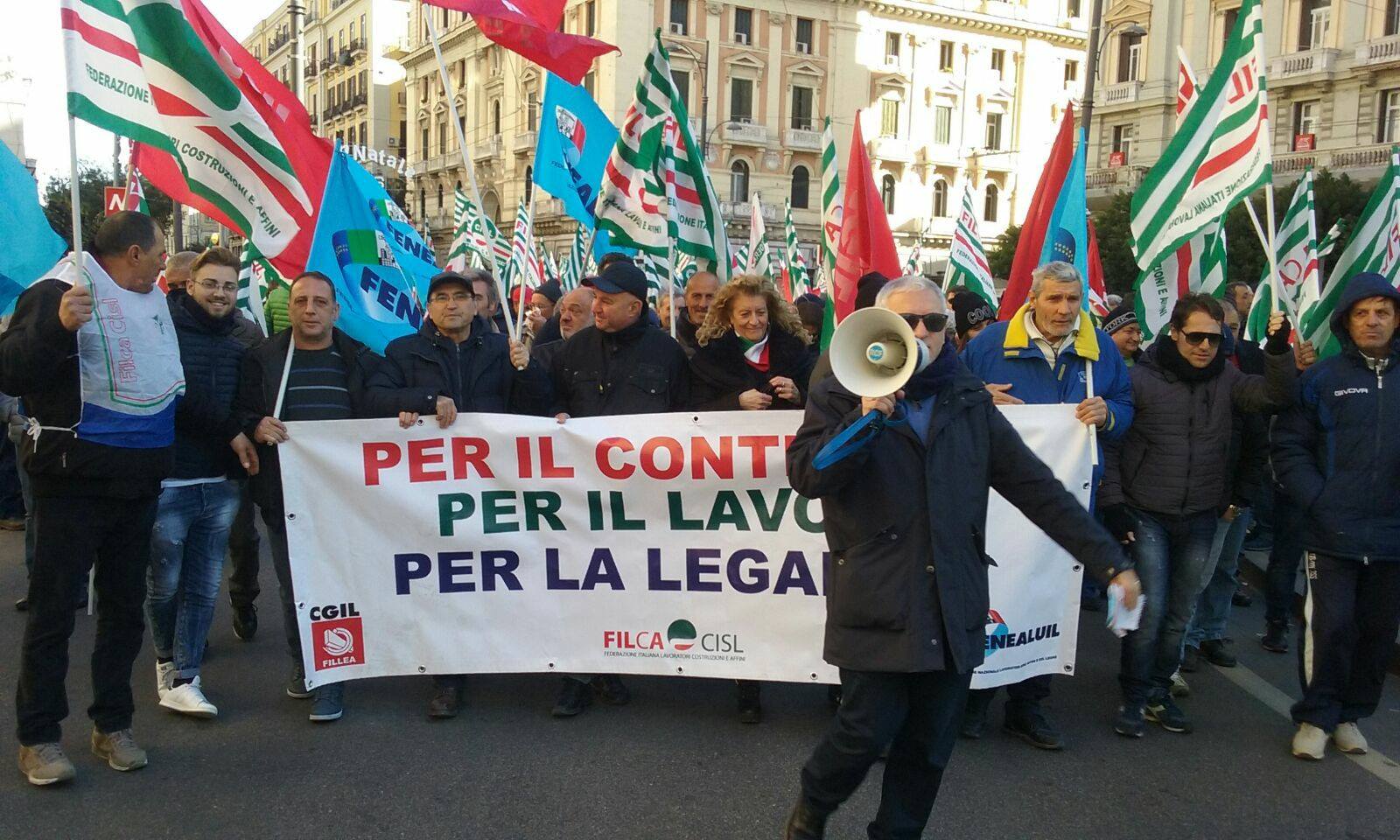 La classe operaia non è scomparsa,  3 mila edili in piazza a Napoli