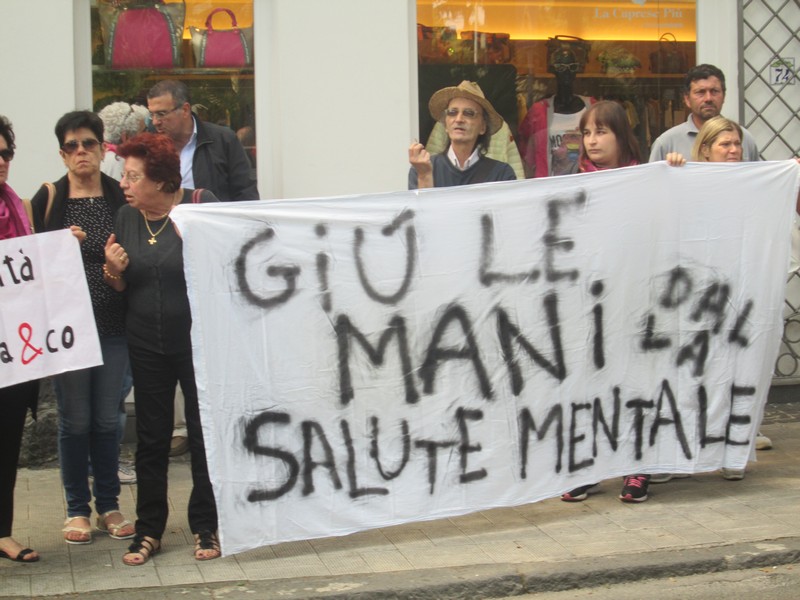 Aumentano i suicidi e l’Asl Napoli Centro offre pessimi servizi assistenziali