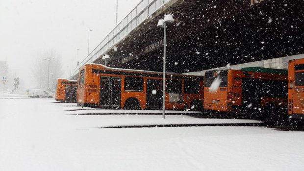 Fiocchi di neve su Napoli: E’ caos, il Comune litiga con la Protezione Civile