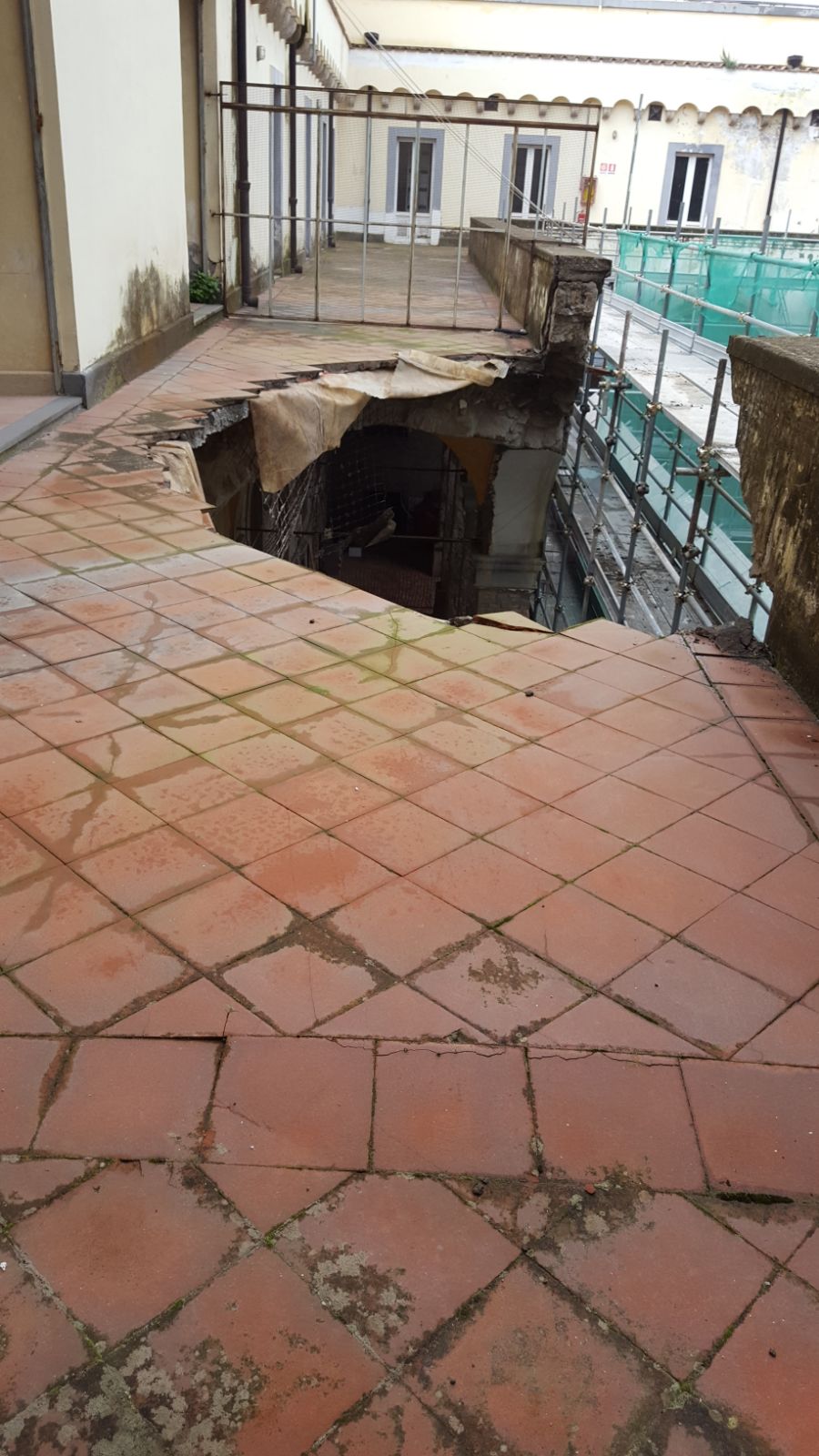 Napoli, 4 operai rischiano la vita in un cantiere appaltato dal Comune