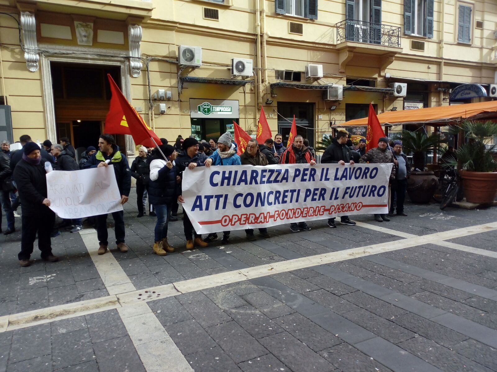 Presidio davanti alla Regione dei lavoratori Fonderie Pisano di Salerno