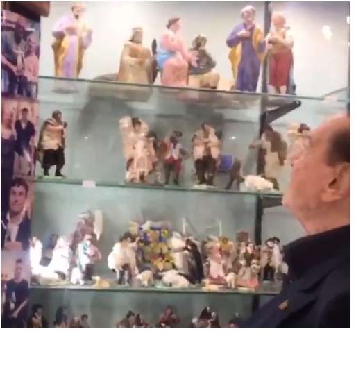Berlusconi a Napoli: applausi, selfie e foto