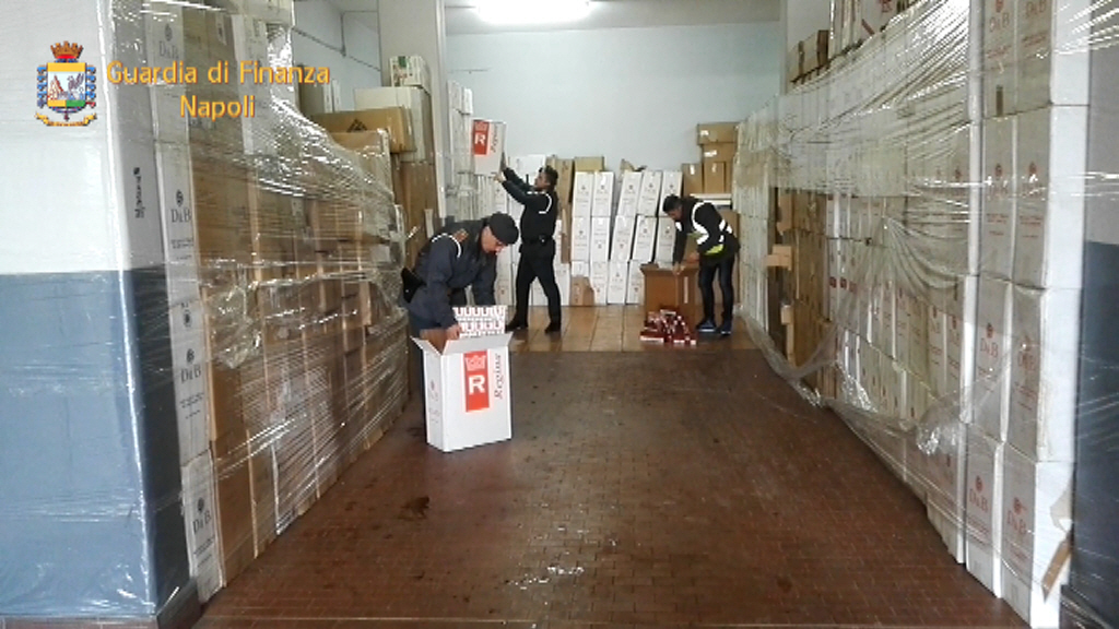 Frattamaggiore e Crispano: sequestrato deposito sigarette di contrabbando