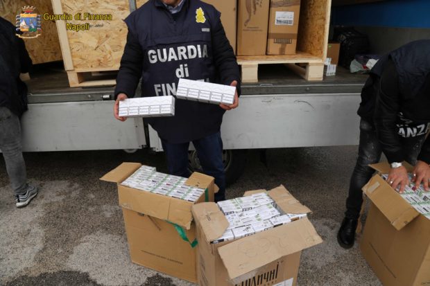 Napoli, Guardia di finanza sequestra furgone e 5 quintali di sigarette