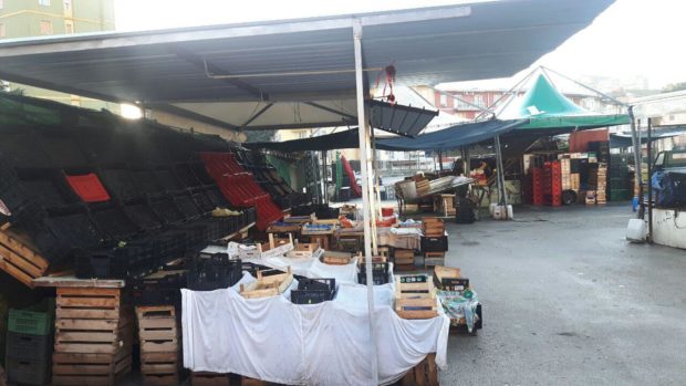 Napoli, Soccavo: il Comune vuole chiudere il mercatino, dura protesta dei lavoratori