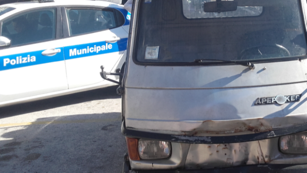 Napoli, blitz polizia municipale: sequestrato autocarro carico di rifiuti speciali