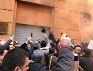 Rifiuti, in 10mila sfilano a Napoli e lanciano sacchetti contro la Regione: “De Luca via”