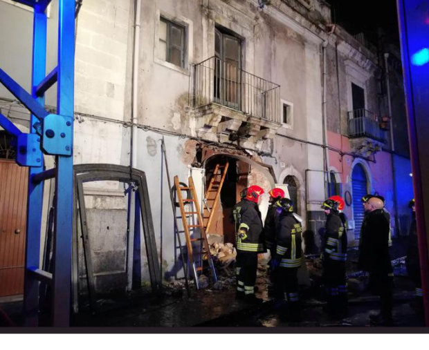 Catania, esplosione in un edificio: muoiono due vigili del fuoco