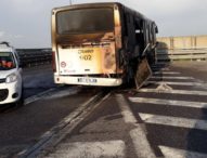 Centro Direzionale Napoli:  bus dell’Eav prende fuoco con  20 studenti a bordo