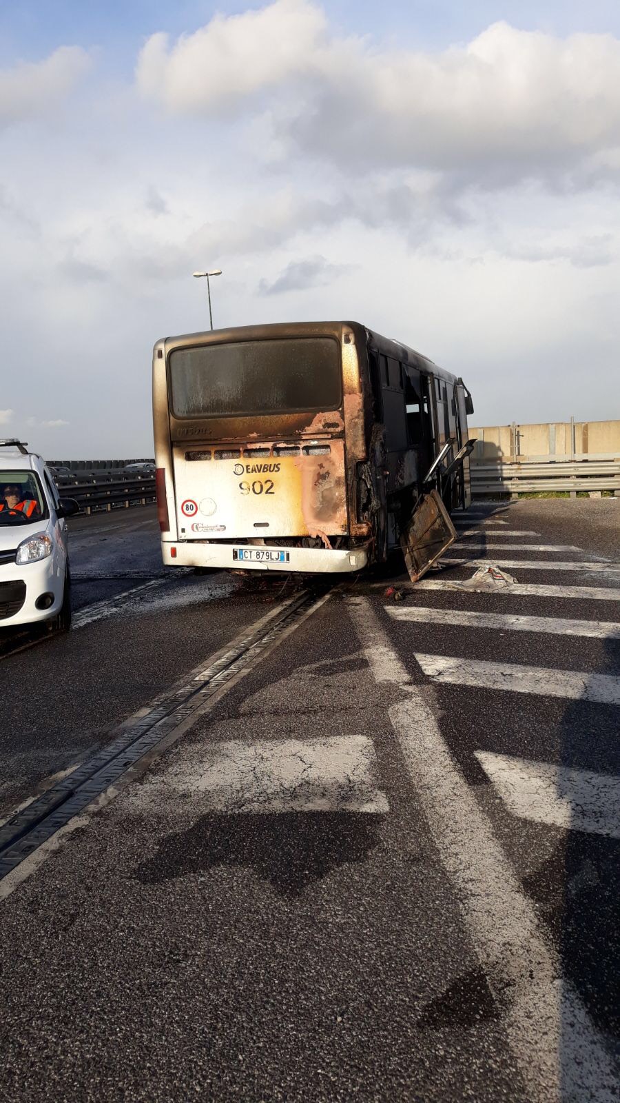 Centro Direzionale Napoli:  bus dell’Eav prende fuoco con  20 studenti a bordo