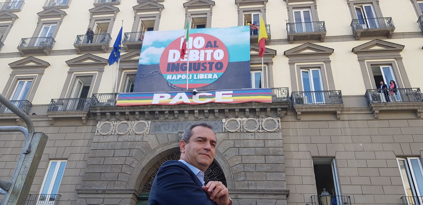 Napoli, piazza contro piazza