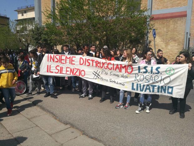 Napoli: In 1500 contro le raffiche della camorra per distruggere il silenzio