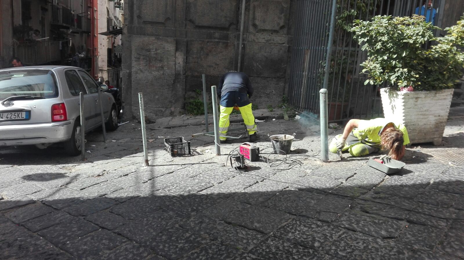 Napoli, polizia municipale rimuove 70 paletti abusivi