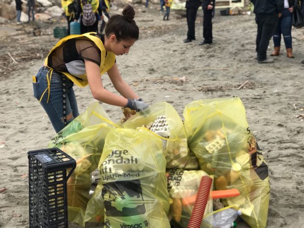 Pulizia spiaggia Castel Volturno, riempiti 150 sacchi di rifiuti