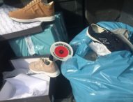 Napoli, polizia municipale sequestra 356 paia di scarpe