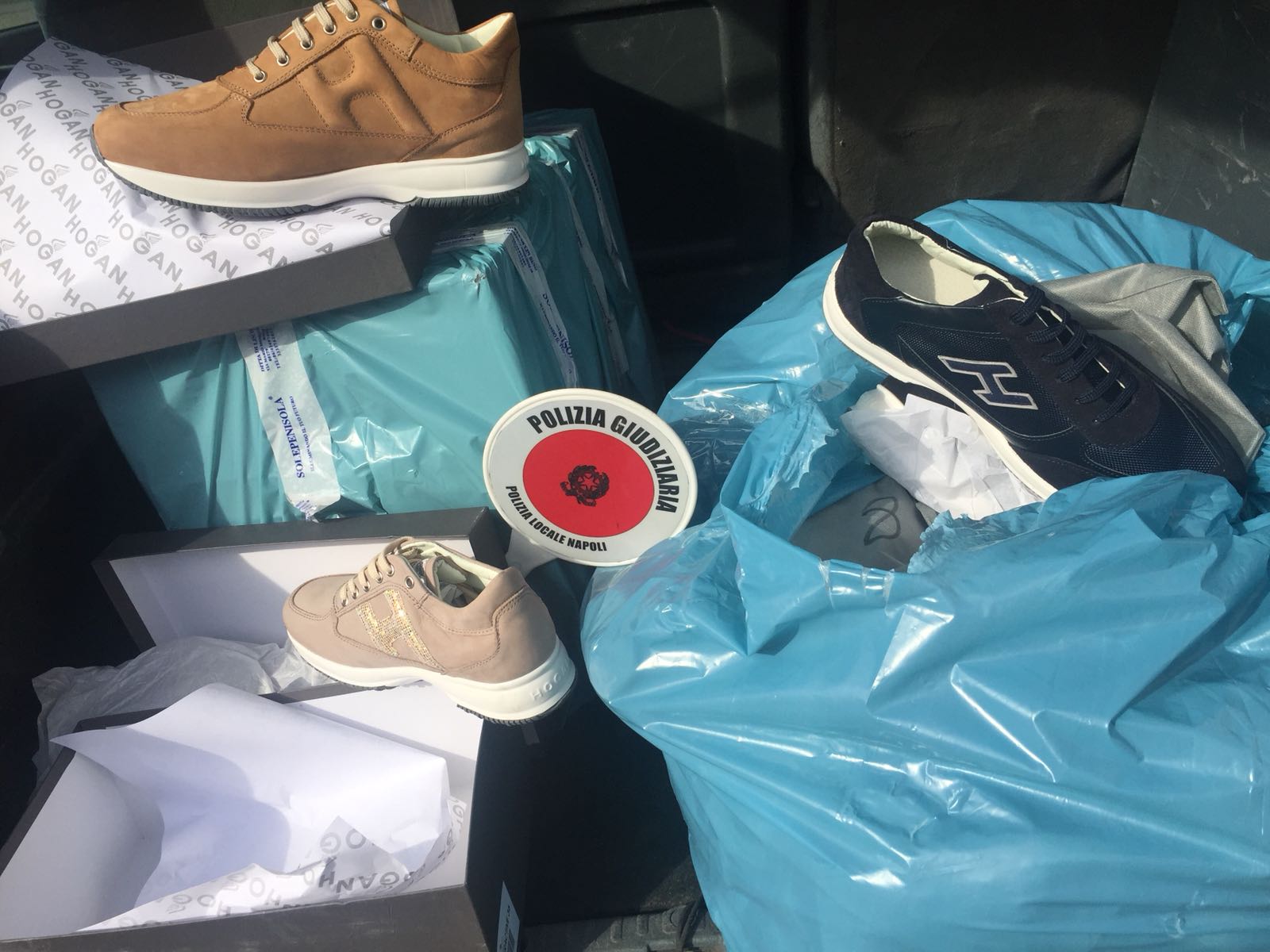 Napoli, polizia municipale sequestra 356 paia di scarpe