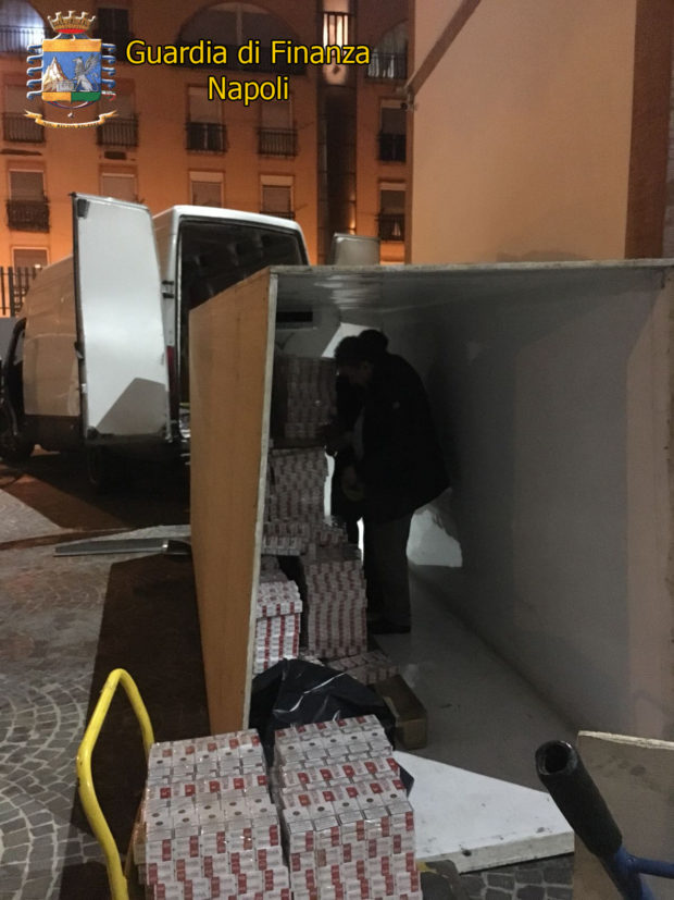 Napoli, 700 chili di ‘bionde’ di contrabbando viaggiavano in furgone con ‘doppie pareti’