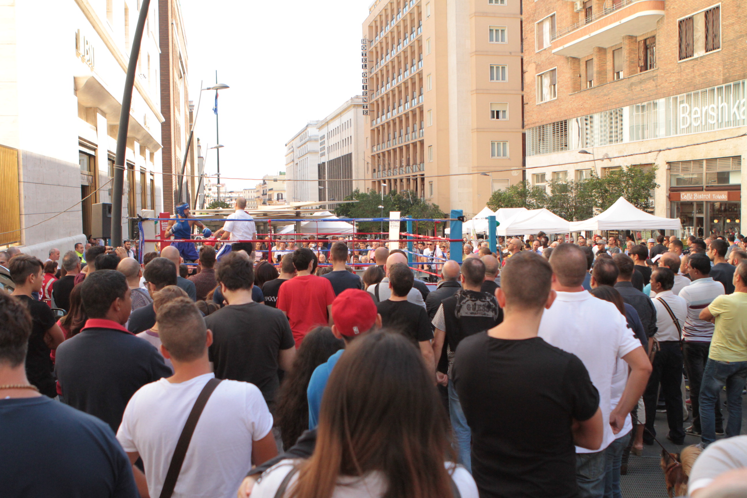 Napoli, arriva la boxe in piazza