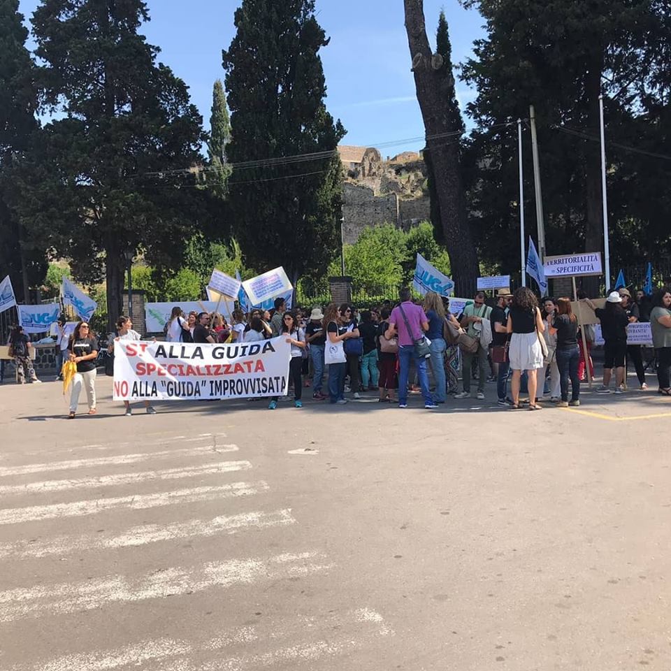 Scavi di Pompei:  200 guide turistiche in piazza, lanciano appello a Di Maio