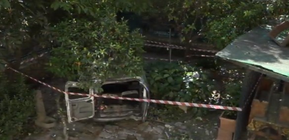 Napoli, auto vola da 21 metri a Posillipo: stazionari i 4 feriti