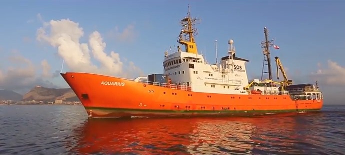 Governo, chiusi i porti a nave con 600 migranti: è scontro. De Magistris attacca Salvini