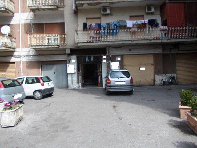 Trova la figlia morta nel letto e si lancia dal balcone
