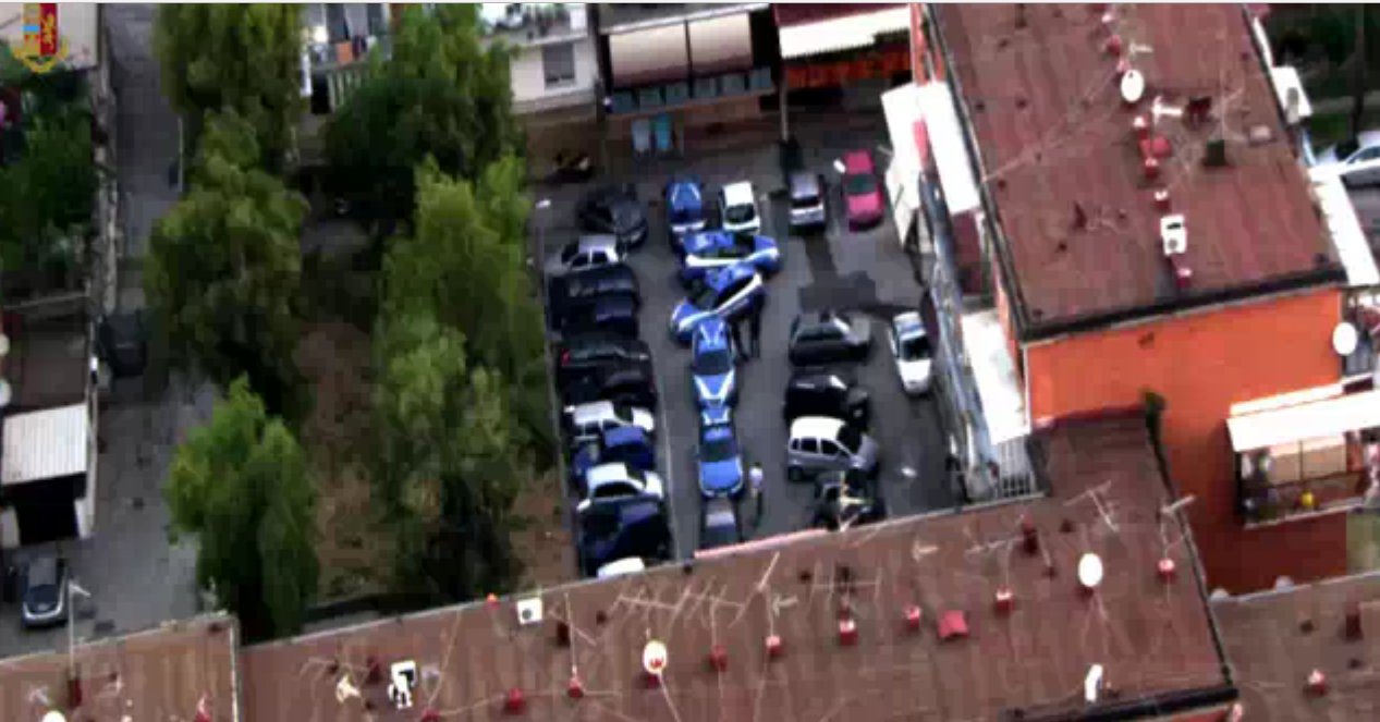 Napoli, Rione Traiano: Blitz Polizia, scoperta base operativa spaccio droga, 6 arresti