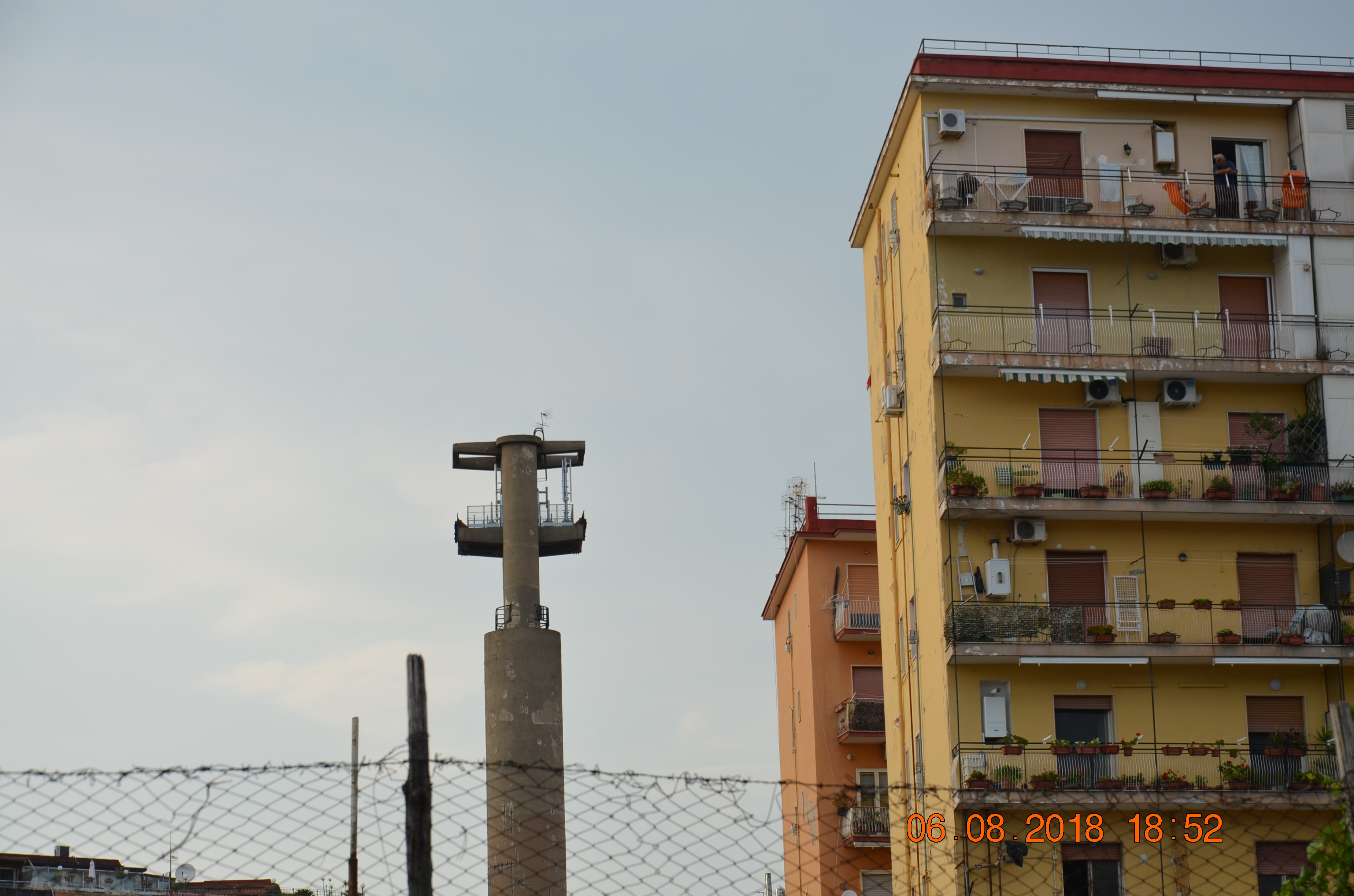 Napoli: Cavalleggeri in piazza contro i ripetitori, la municipalità chiede di fermare i lavori