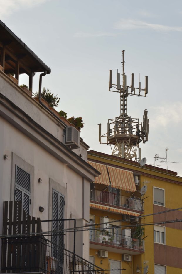 Pompei, il Comune vieta installazione ripetitori 5G