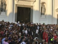 Ponte crollato, rabbia ai funerali di Torre del Greco: “Omicidio di Stato”