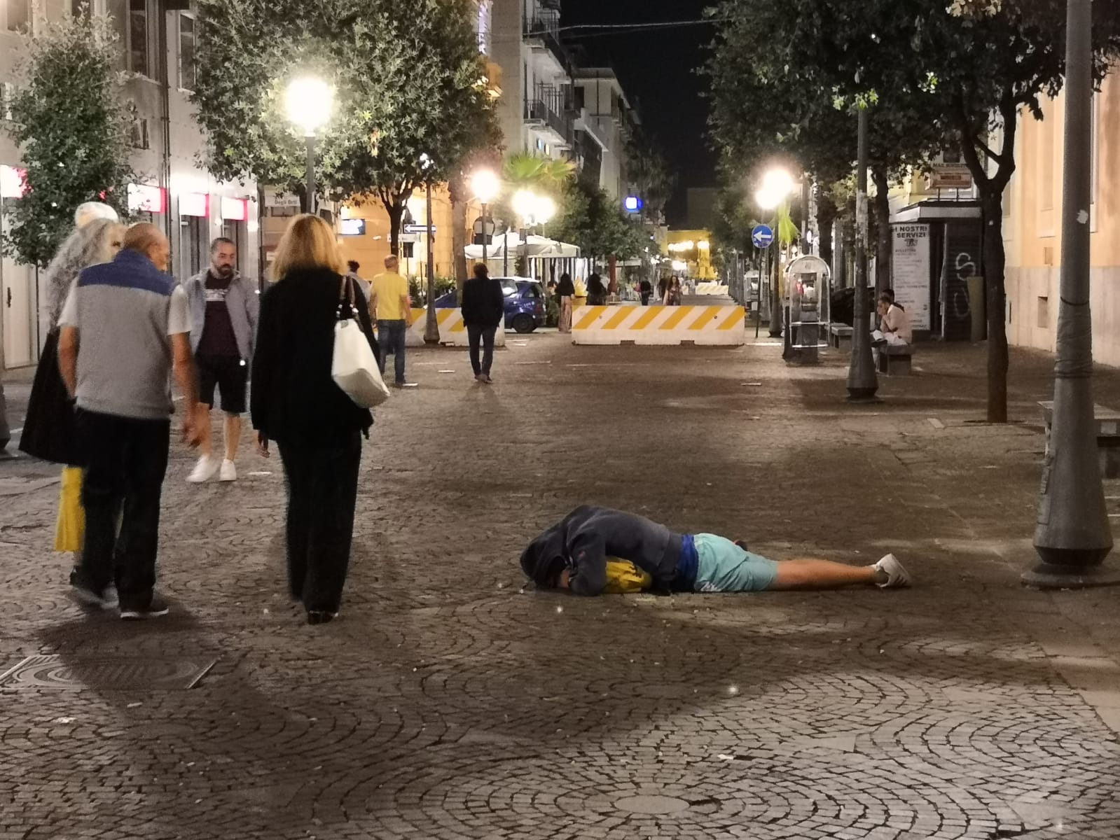 Salerno: ubriaco si stende sul corso a dormire