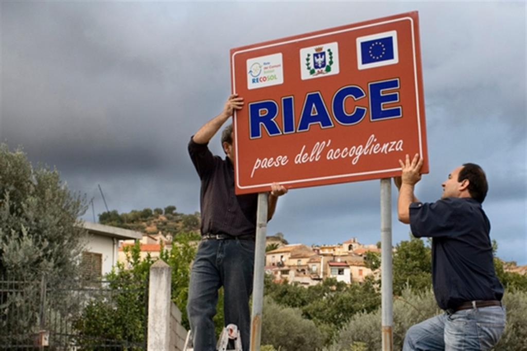 Riace: Ministero smentisce deportazione migranti, indagini avviate da Marco Minniti