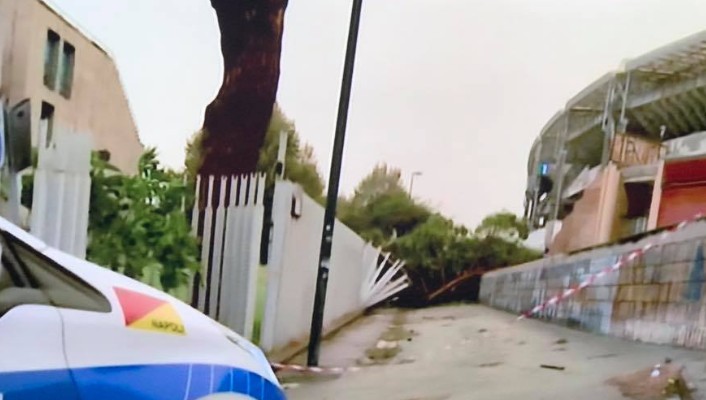 Maltempo a Napoli, 21enne ucciso da albero caduto a Fuorigrotta