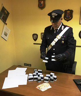 Contraffazione e uso di pubblici sigilli: denunciato 46enne