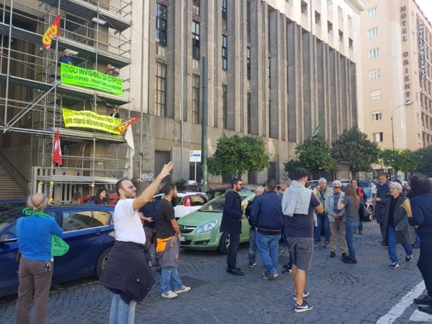 Napoli: gli autisti Ctp sulle impalcature, il sindaco pensa alle europee